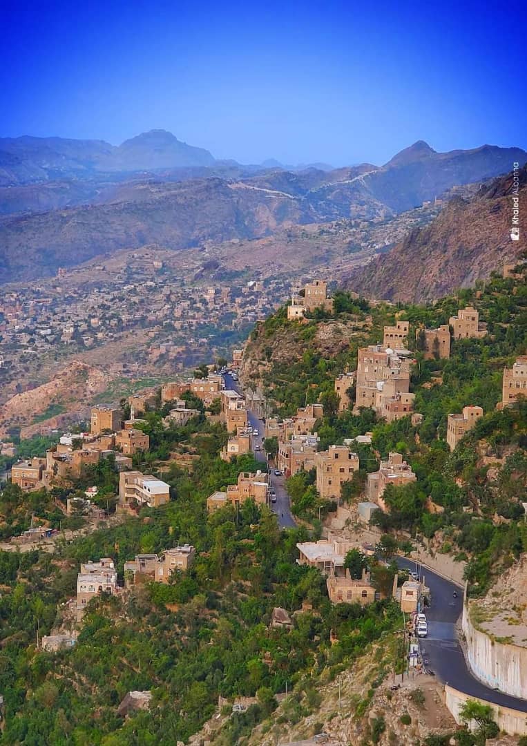 صور من اليمن : طريق جبل صبر، محافظة تعز جنوبي غرب البلاد.