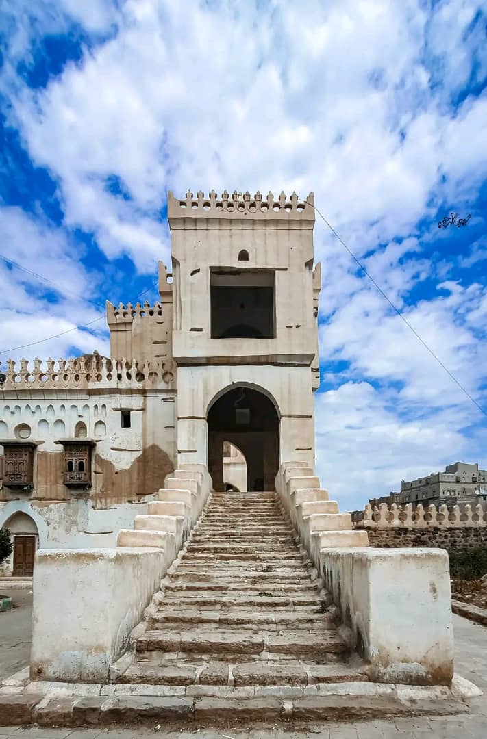 صور من اليمن: مدخل مسجد العامرية التاريخي، رداع ،محافظة البيضاء جنوبي شرق البلاد.