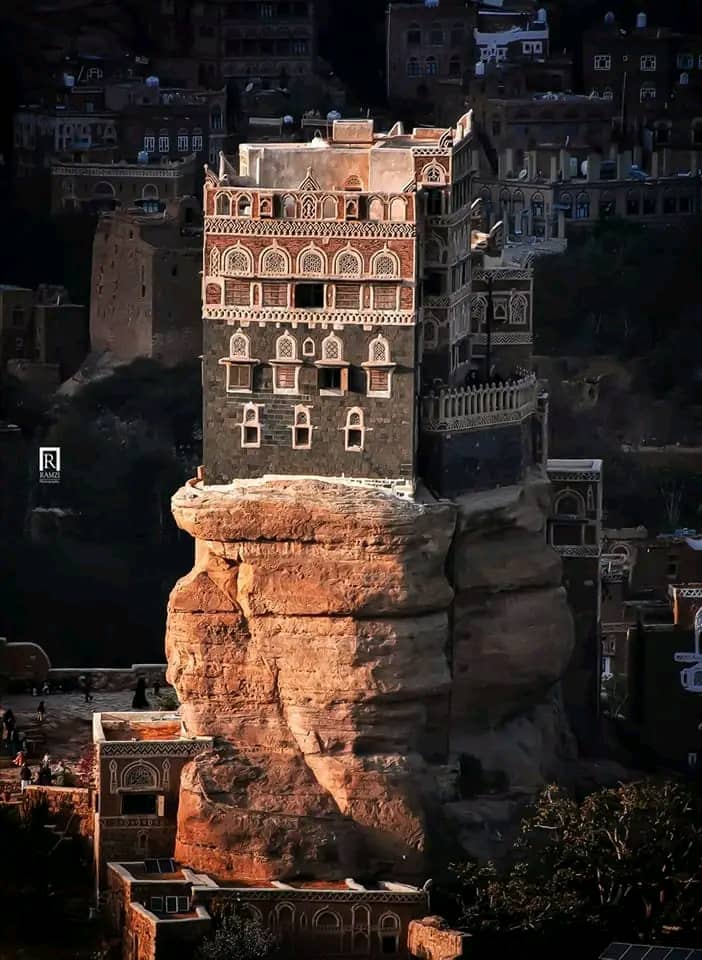 صور من اليمن: دار الحجر، وادي ظهر، محافظة صنعاء شمالي البلاد.