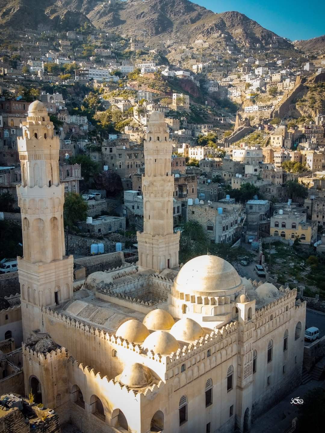 صور من اليمن: جامع الأشرفية التاريخي، محافظة تعز جنوبي غرب البلاد.