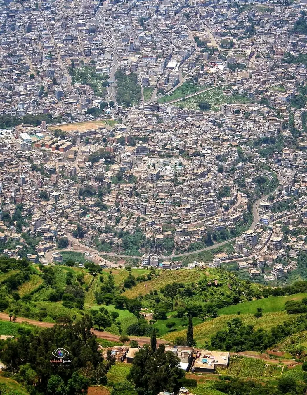 صور من اليمن: مدينة اب وسط البلاد.