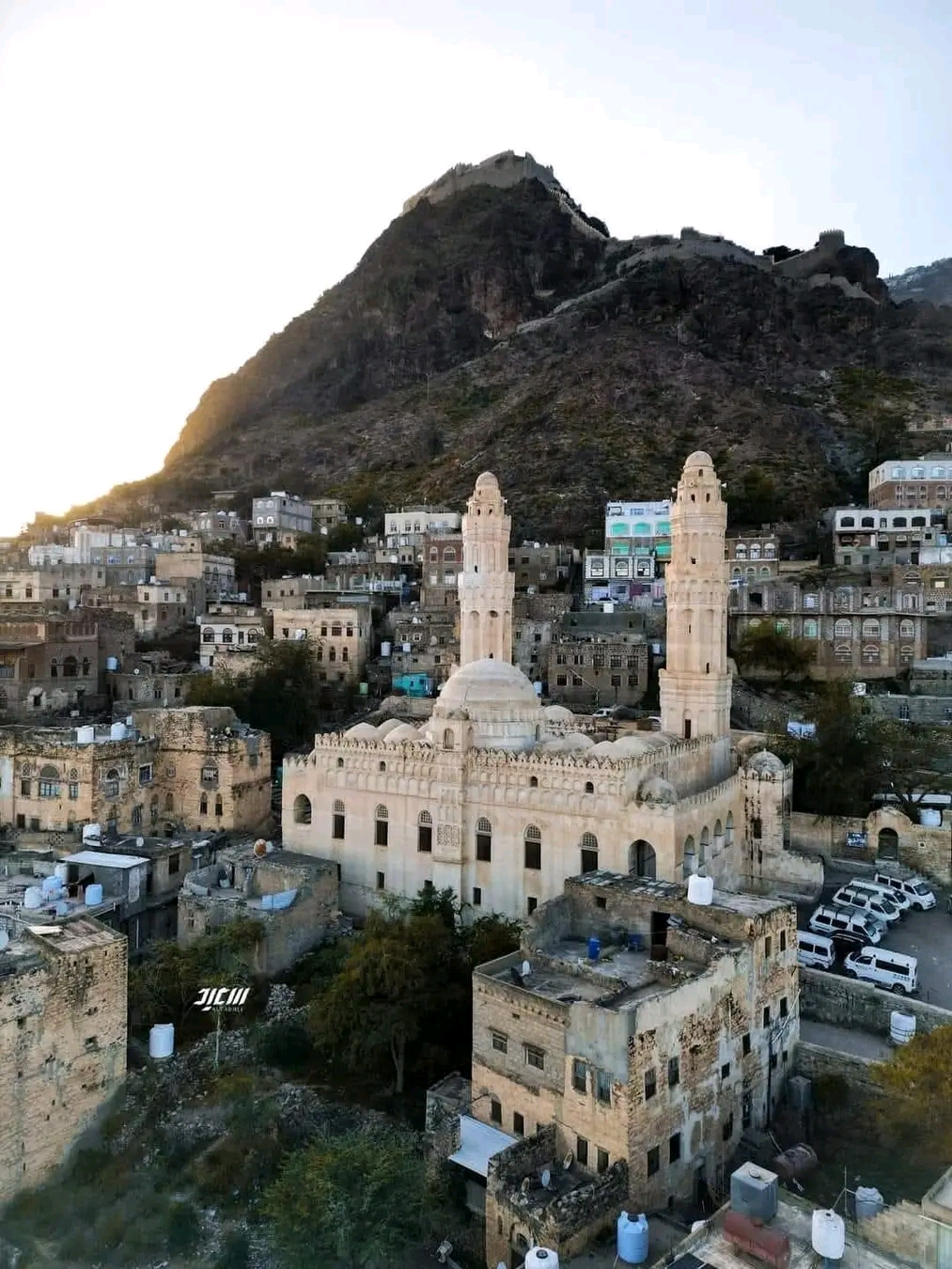 صور من اليمن: جامع الأشرفية، محافظة تعز جنوبي غرب البلاد.