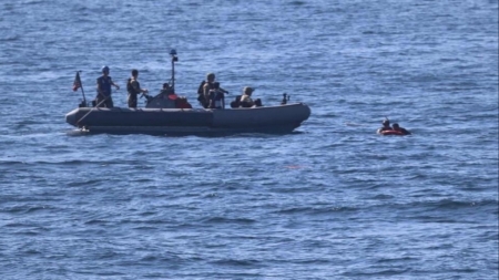 واشنطن: البحرية الأمريكية تعترض سفينة صيد على متنها أكثر من 50 طنا من الذخيرة في خليج عُمان