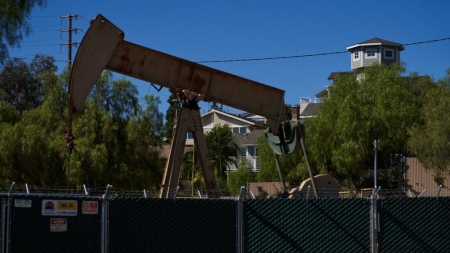 اقتصاد: النفط يتحرك في نطاق ضيق مع التركيز على مخاوف المعروض وأزمة المصارف