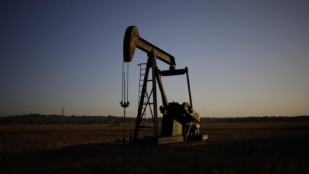 اقتصاد: النفط ينهي الأسبوع منخفضاً في ظل مخاوف الطلب بعد حظر روسي