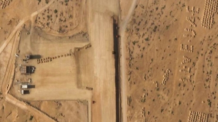 اليمن: صور تكشف بناء مهبط طائرات في سقطرى وبجانبه عبارة 