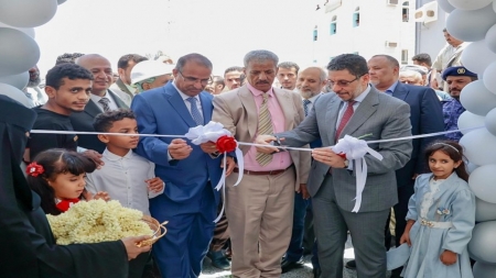 اليمن: رئيس الحكومة المعترف بها يدشن ويفتتح مشاريع مياه وبنية تحتية في لحج بنحو 3 ملايين دولار