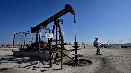 اقتصاد: أسعار النفط تتباين مع تقييم عقوبات على إيران وفنزويلا وبيانات التوظيف الأميركية