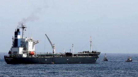 لندن: البحرية البريطانية تعلن تعرض سفينة تجارية لهجوم 