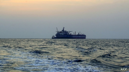 المنامة: القوات الأمريكية تعلن تدمير 5 مسيرات للحوثيين وتؤكد إصابة سفينة يونانية في البحر الأحمر