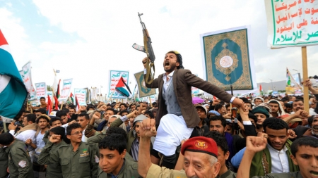 اليمن: ارتفاع قتلى الضربات الأميركية البريطانية في اليمن إلى 16 والحوثيون يتوعدون بـ”التصعيد”