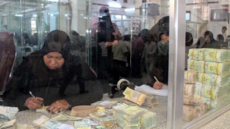 اقتصاد: الأزمة النقدية في اليمن بعد وقف البنك المركزي التعامل مع مصارف صنعاء