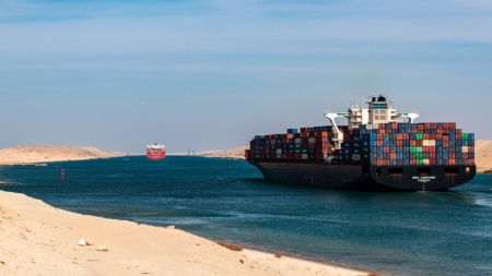 تقرير: سفن مكدسة ونقص الحاويات.. هل تتحول اضطرابات البحر الأحمر لأزمة عالمية؟