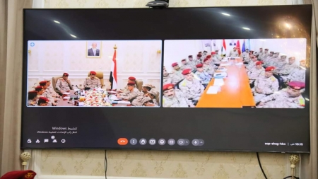 اليمن: وزير الدفاع يترأس اجتماعًا رفيعًا للمؤسسة العسكرية دعمًا لقرارات البنك المركزي