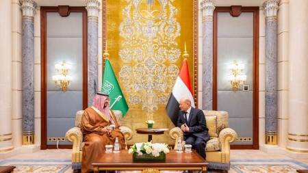 الرياض: الرئيس رشاد العليمي  يعقد مباحثات مع وزير الدفاع السعودي