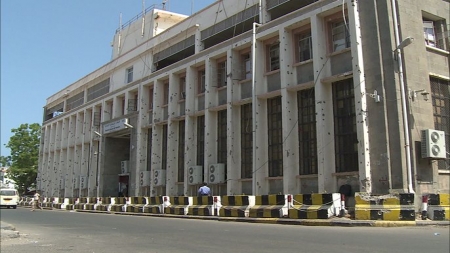 اليمن: البنك المركزي بعدن يسمح للبنوك المشمولة بالعقوبات بصرف مرتبات شهر مايو