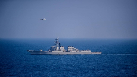 نابولي: البحرية الأمريكية تنقل مدمرة 