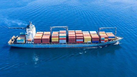 اقتصاد: شركات الشحن البحري لا تضع توقيتاً معيناً لانتهاء أزمة البحر الأحمر