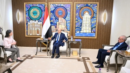 الرياض: الرئيس العليمي يحذر من استمرار خطر الحوثيين على الممرات المائية الدولية