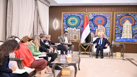 الرياض: العليمي يؤكد حرص القيادة اليمنية على وحدة الموقف الدولي إزاء الأزمة اليمنية