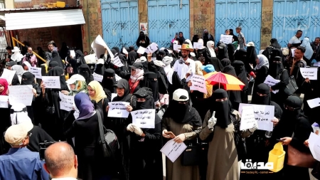 اليمن: مظاهرة نسائية احتجاجًا على تدهور الأوضاع المعيشية وتفاقم أزمة المياه في تعز