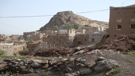 اليمن: مضطرب نفسيًا يهاجم مسجدًا في البيضاء أثناء تكبيرات العيد ويخلف قتلى وجرحى