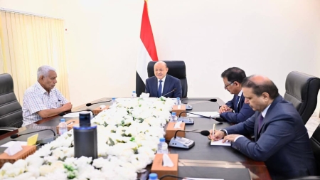 اليمن: الرئيس العليمي يقول إن الملف الاقتصادي والخدمي في صدارة أولويات المجلس والحكومة