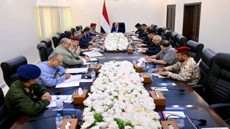 اليمن: الرئيس العليمي يترأس اجتماعًا أمنيًا رفيعًا ويشيد بجهود تفكيك خلايا إرهابية في تعز وعدن
