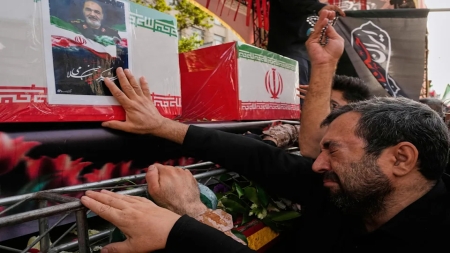طهران: مئات الآلاف يشيّعون كبار القادة العسكريين والعلماء الإيرانيين الذين قُتلوا في ضربات إسرائيلية