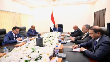 اليمن: الرئيس العليمي يجتمع برئيس الوزراء ومحافظ البنك المركزي لمناقشة تداعيات الأزمة الاقتصادية