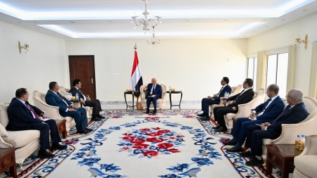 اليمن: الرئيس العليمي يؤكد التزام مجلس القيادة والحكومة بملاحظات القوى السياسية لتحسين أداء السلطات