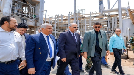 اليمن: الزُبيدي يتفقد أعمال إعادة تشغيل مصافي عدن المتوقفة منذ عقد