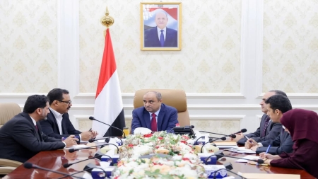 اليمن: رئيس الوزراء يوجه بخفض أسعار الغاز وكسر الاحتكار مع تحسن سعر الصرف