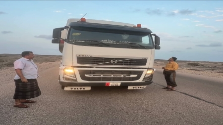 اليمن: كهرباء عدن تعلن الإفراج عن ناقلات النفط الخام وبدء تحركها نحو المدينة عقب وساطة محلية