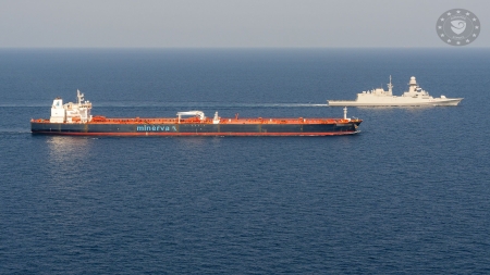 أثينا: فرقاطة إيطالية تؤمن مرور سفن تجارية في البحر الأحمر