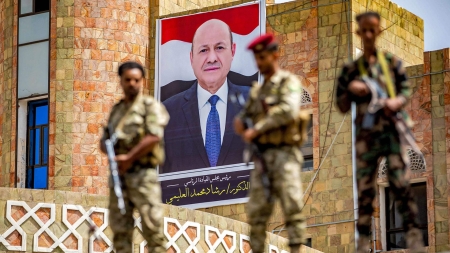 اليمن: الرئيس العليمي يوجه بالتحقيق العاجل في تفجير استهدف موكب قائد عسكري بتعز