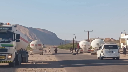 اليمن: تضارب الأنباء حول فتح الطريق الرابط بين شبوة وعدن وسط توتر قبلي متصاعد في منطقة العرم