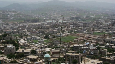 اليمن: مقتل شخص وإصابة ثلاثة في محاولة سطو مسلح على سيارة مغترب في إب