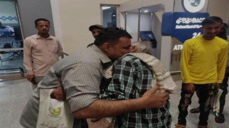اليمن: قوات الانتقالي تحتجز بحارا مُفرجا عنه من السجون الإيرانية فور وصوله إلى عدن