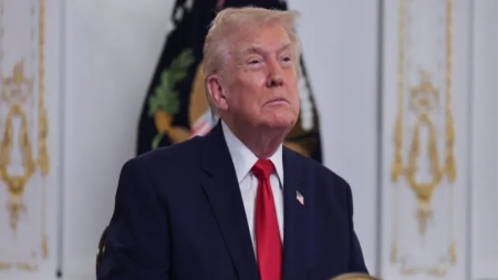 واشنطن: ترامب يعلن وقف الهجرة من "دول العالم الثالث" ويأمر بمراجعة شاملة للبطاقات الخضراء