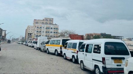 اليمن: تكدس المركبات أمام محطات الغاز في عدن لليوم الثاني بسبب نقص الإمدادات جراء قطاع قبلي في مأرب