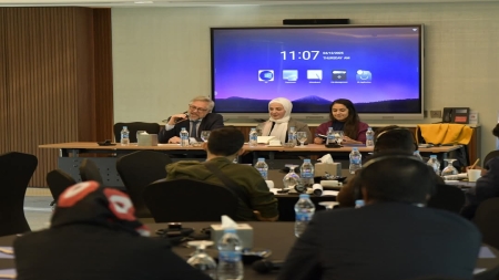 عمان: سفير الاتحاد الأوروبي يؤكد دعم الصحافة المستقلة خلال لقاء مع صحفيين يمنيين