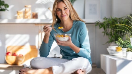 صحة: إليك 7 أطعمة تساعد في تقليل دهون البطن العميقة طبيعياً