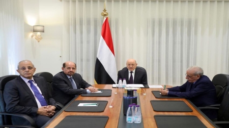 اليمن: الرئيس العليمي يحذر من فرض أمر واقع بالقوة وخلق سلطة موازية في البلاد