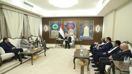 اليمن: العليمي يؤكد التزام الحكومة بالإفراج عن جميع المختطفين لدى جماعة الحوثيين