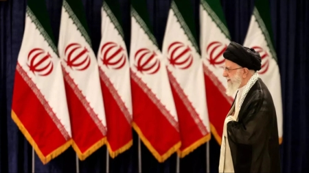 تقرير: الإنترنت مقطوع.. وخامنئي يواصل التغريد: إيران في ظلام العزلة الرقمية