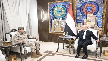 الرياض: العليمي يؤكد شراكة استراتيجية مع السعودية ويشدد على حصر السلاح بيد الدولة