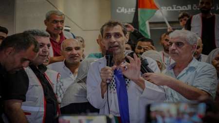 القدس: "عناق الخمس دقائق".. الطبيب أحمد مهنا يعود بعد 665 يوماً من الاعتقال ليجد غزة ركاماً