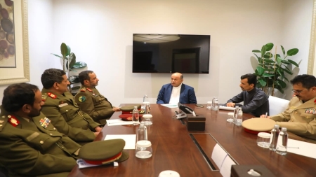 اليمن: الخنبشي يناقش مع بن عزيز إعادة ترتيب المنطقتين الأولى والثانية في حضرموت