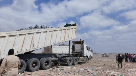 اليمن: السلطات القضائية في عدن تتلف 300 طن من مواد خام صناعة الإسمنت
